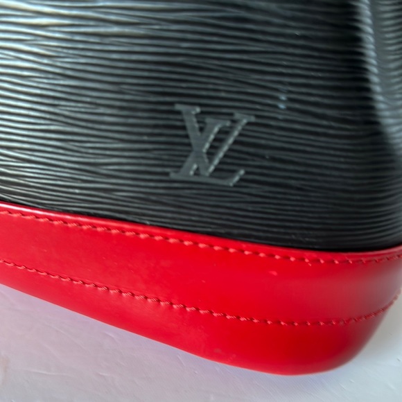 AUTHENTIC LOUIS VUITTON ÉPI NOE BI-COLOUR LEATHER SHOULDER BAG. - Picture 10 of 15